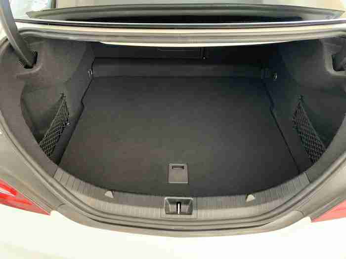 メルセデスベンツCLA220 4MATIC トランクスペース