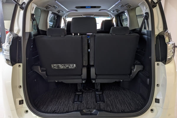 トヨタヴェルファイア トランクスペース